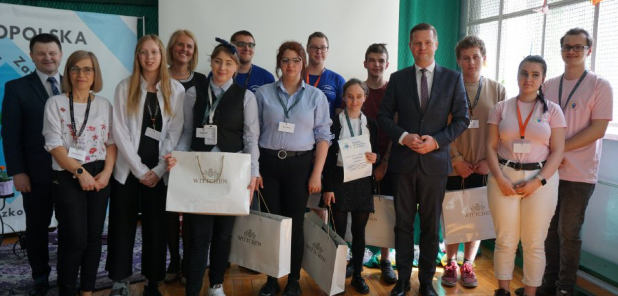 Uczestnicy spartakiady z wicestarostą Bartłomiejem Gębalą, który wręczył im nagrody, fot. Facebook