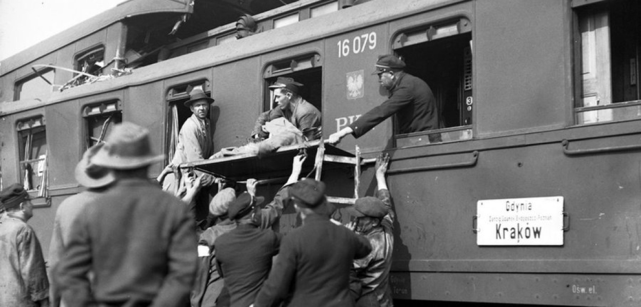 Akcja ratunkowa po katastrofie kolejowej na stacji w Krzeszowicach w 1934 roku, fot. Narodowe Archiwum Cyfrowe