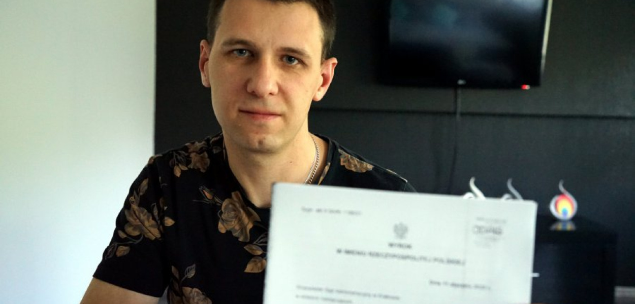 Konrad Palka-Piernicki pokazuje wyrok WSA, unieważniający zakaz budowy w gminie Alwernia przydomowych oczyszczalni ścieków
