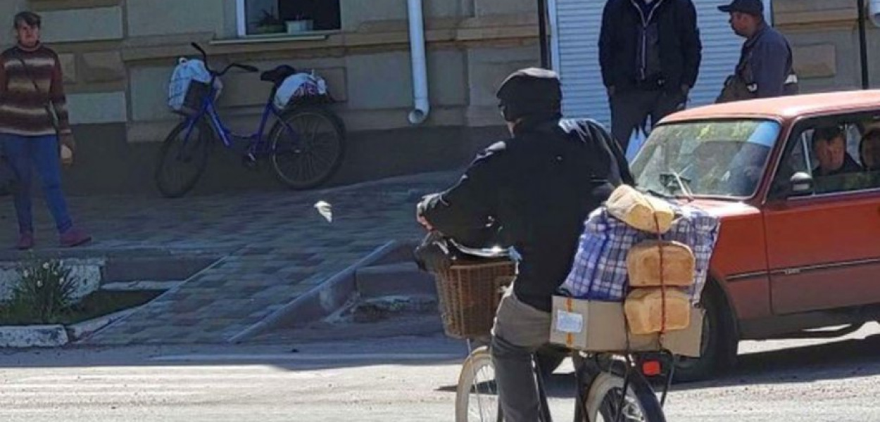 Na terenach objętych wojną rower jest często jedynym środkiem transportu ludności cywilnej, fot. Facebook