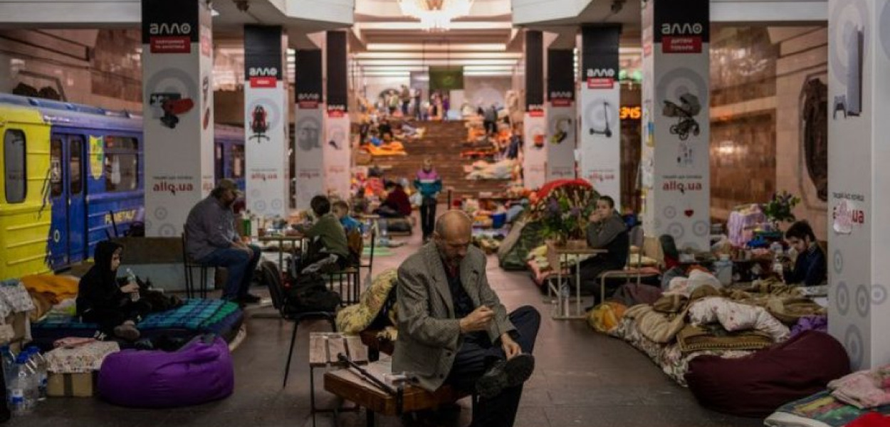 Люди ховаються від російських обстрілів у метро Харкова, 19 травня 2022 року. Фото: AP Photo/Bernat Armangue
