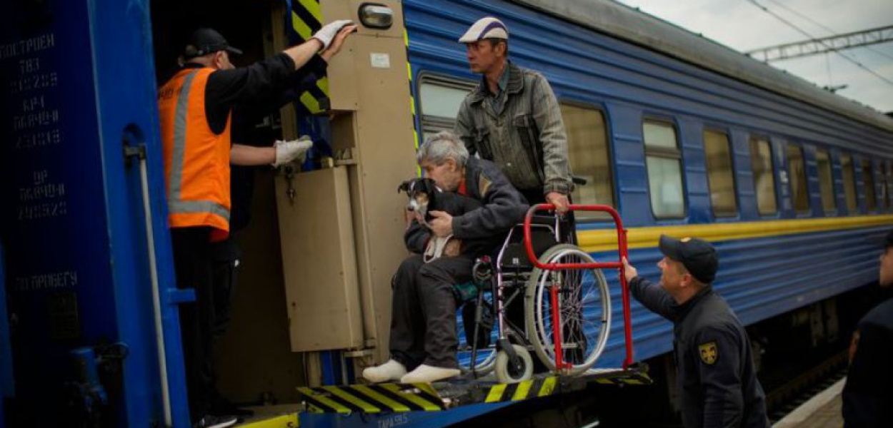 Люди сідають в евакуаційний потяг на залізничному вокзалі у Покровську, 22 травня 2022 року. Фото: AP Photo / Francisco Seco
