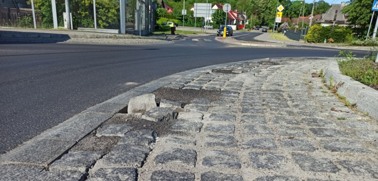 Niechcący można najechać na dziury i wystające kostki na rondach, tak jak tu - przy Kasztelanii. Fot. NF