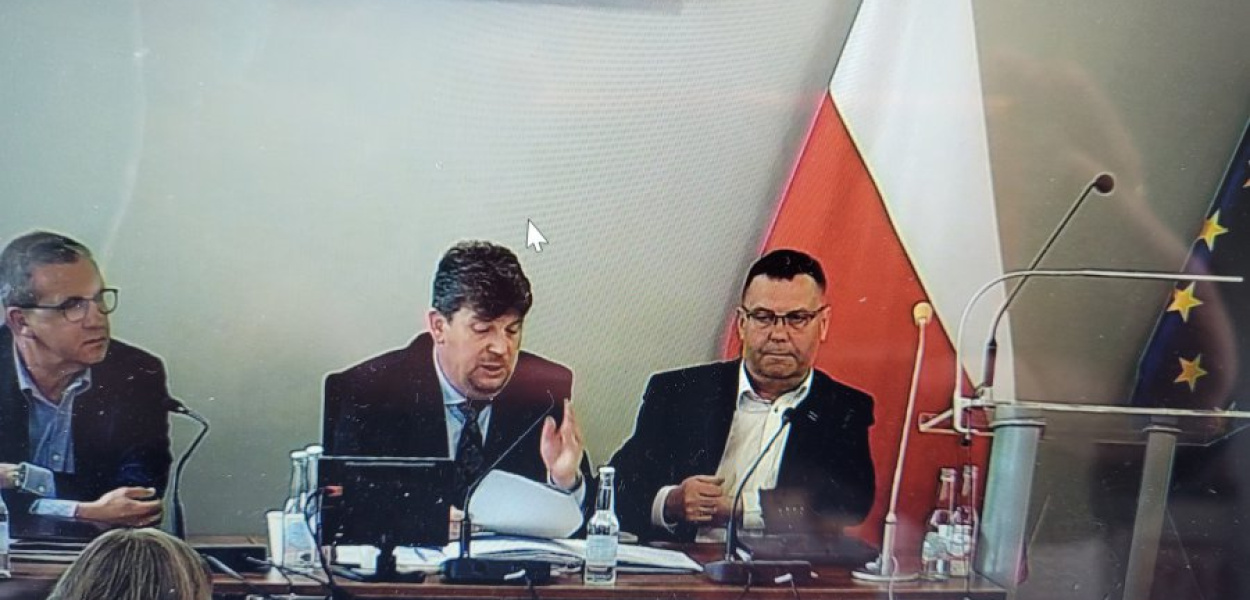 Krzysztof Kasperek (w środku) zachował dziś stoicki spokój. Nie będzie na razie &quot;grillowany&quot; przez przeciwników w radzie