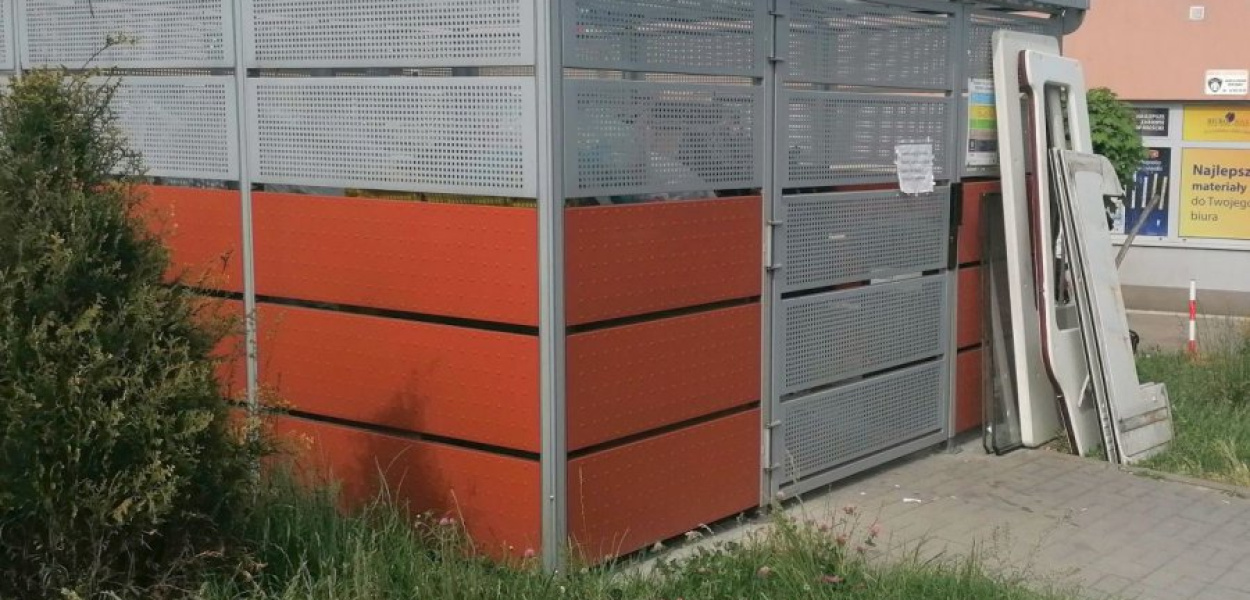 Do tego kontenera ustawionego przez spółdzielnię mieszkaniową wyrzucają odpady przedsiębiorcy z pawilonów przy ulicy Mieszka I w Chrzanowie