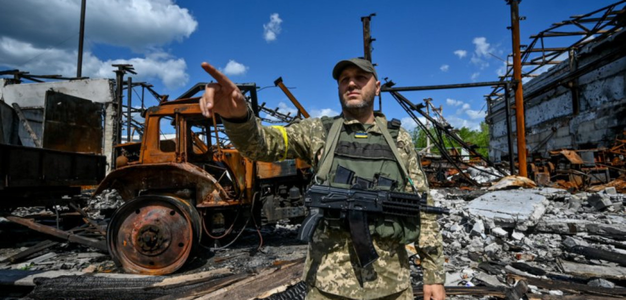 Wojsko stoi na uszkodzonym polu po rosyjskim ataku w rejonie Zaporoża, Ukraina, 20 maja 2022 r.  Getty Images / &quot;Babel&quot;