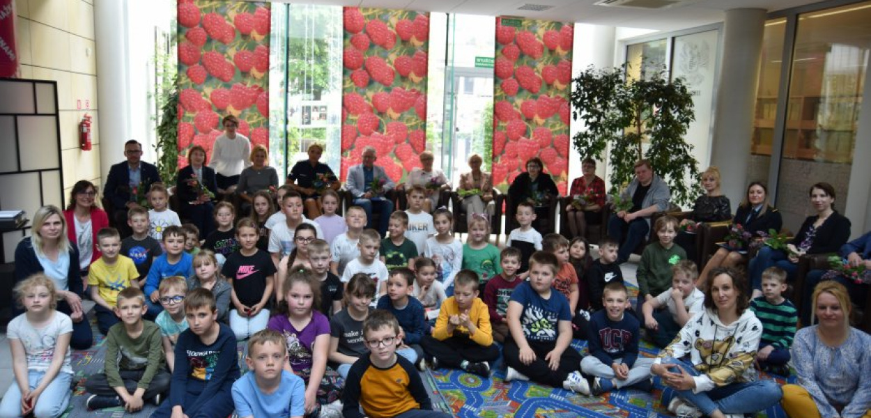 Uczniowie i goście uczestniczący w 12 Chrzanowskim Maratonie Głośnego Czytania. Fot. MBP Chrzanów