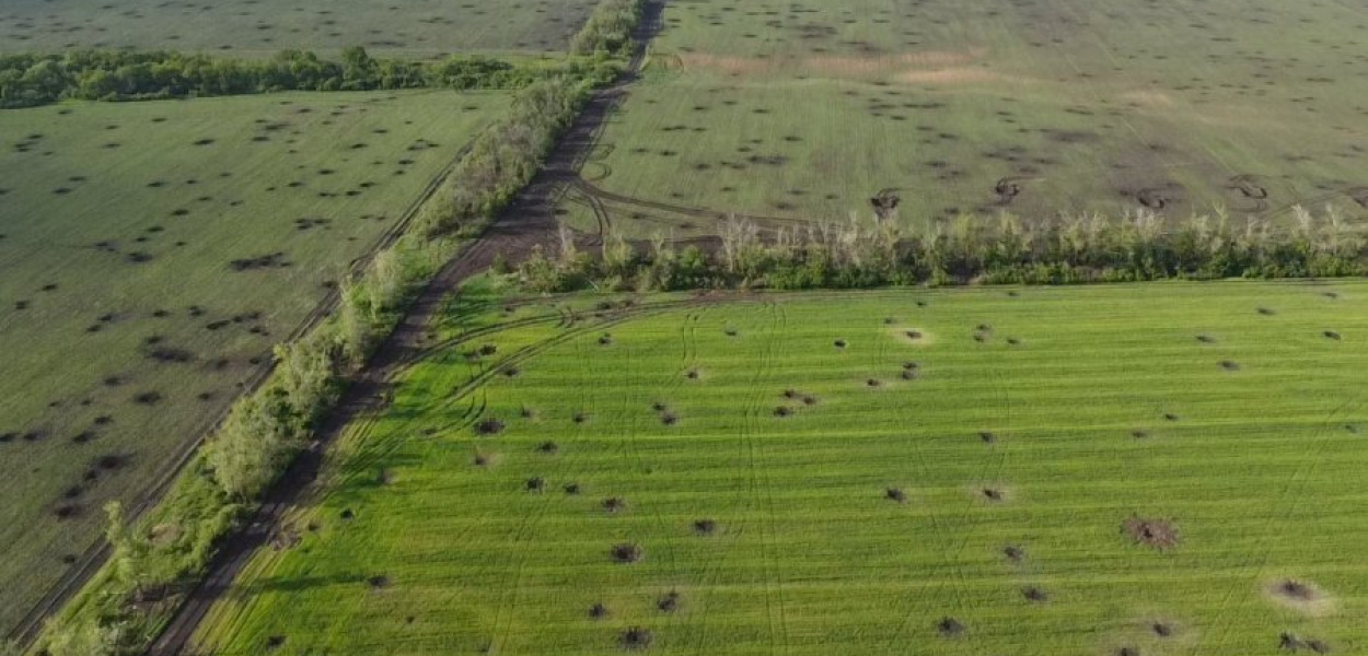 Українське поле після обстрілів російських окупантів. Фото: Yevhen Zavgorodny