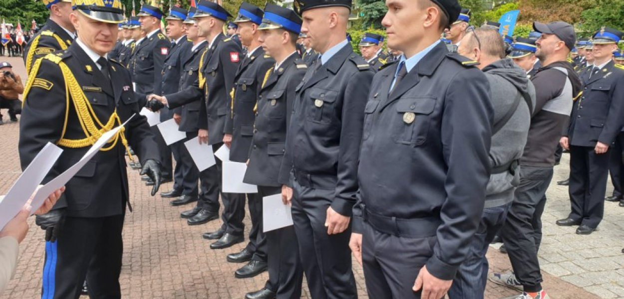 Gen. brygadier Andrzej Bartkowiak, Komendant Główny PSP wręcza odznaczenia strażakom