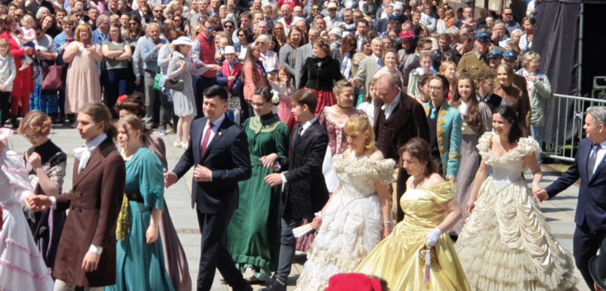 Uczestnicy razem tańczą poloneza