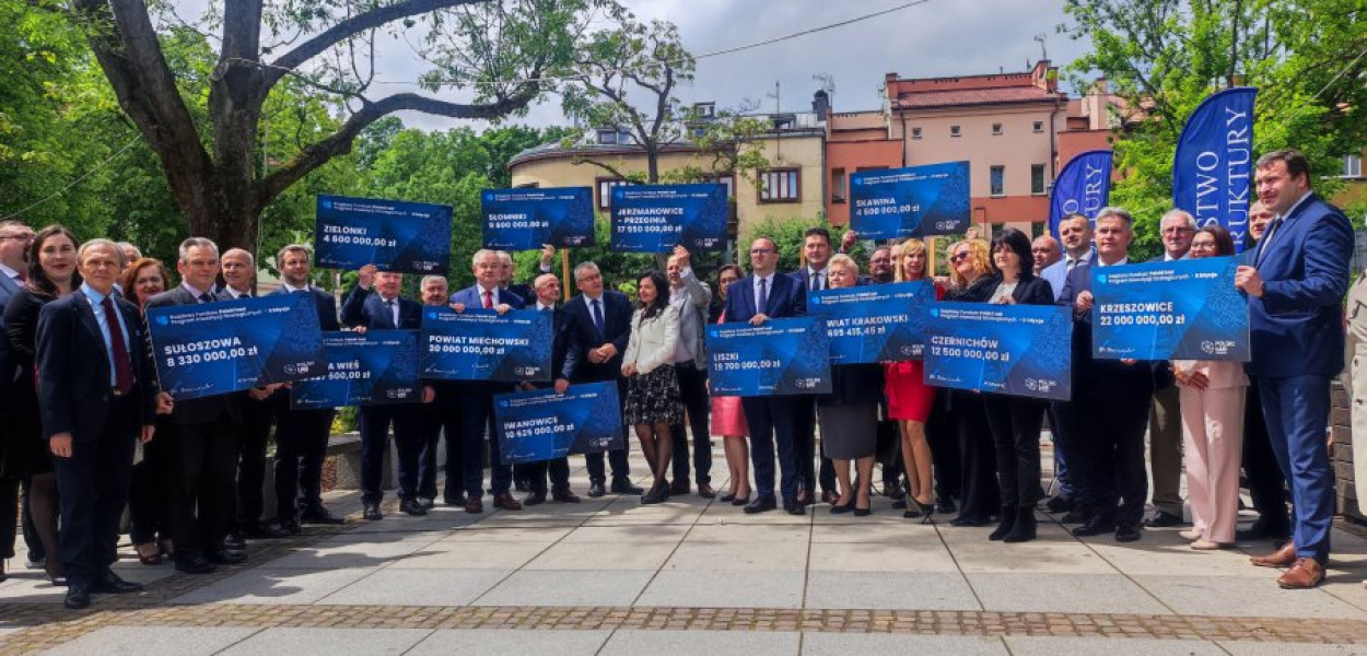 Samorządowcy z powiatu krakowskiego na krzeszowickim Rynku 