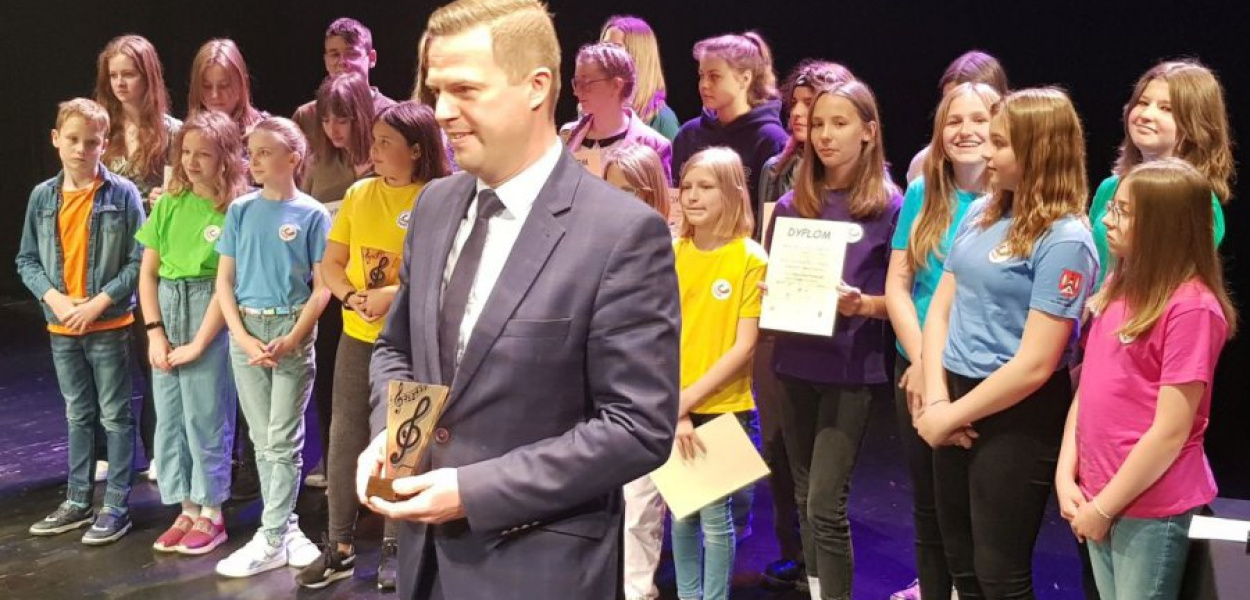 Stetuetki wręczył najlepszym wicestarosta Bartłomiej Gębala