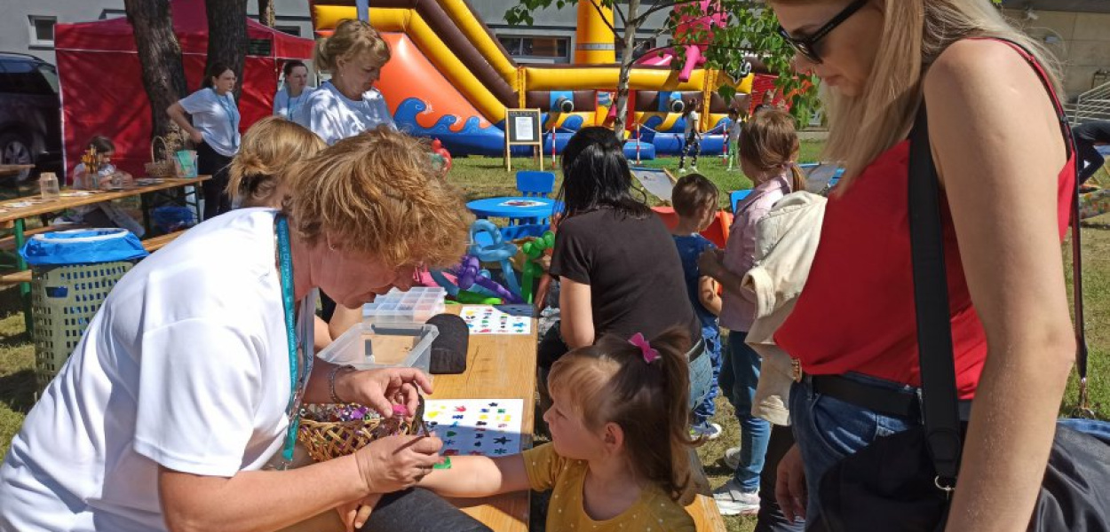 Jedną z atrakcji Wędrującego Podwórka były tatuaże dla dzieci. Fot. NF