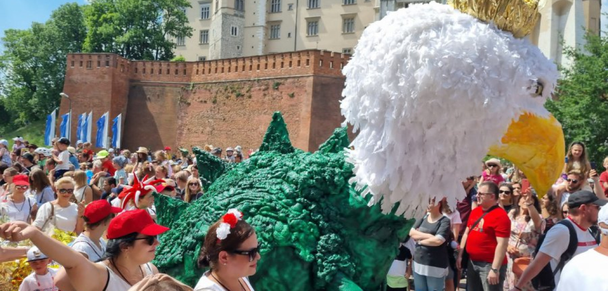 Reprezentanci przedszkola w Trzebini przechodzą ze swoim smokiem pod Wawelem, fot. udostępnione przez placówkę
