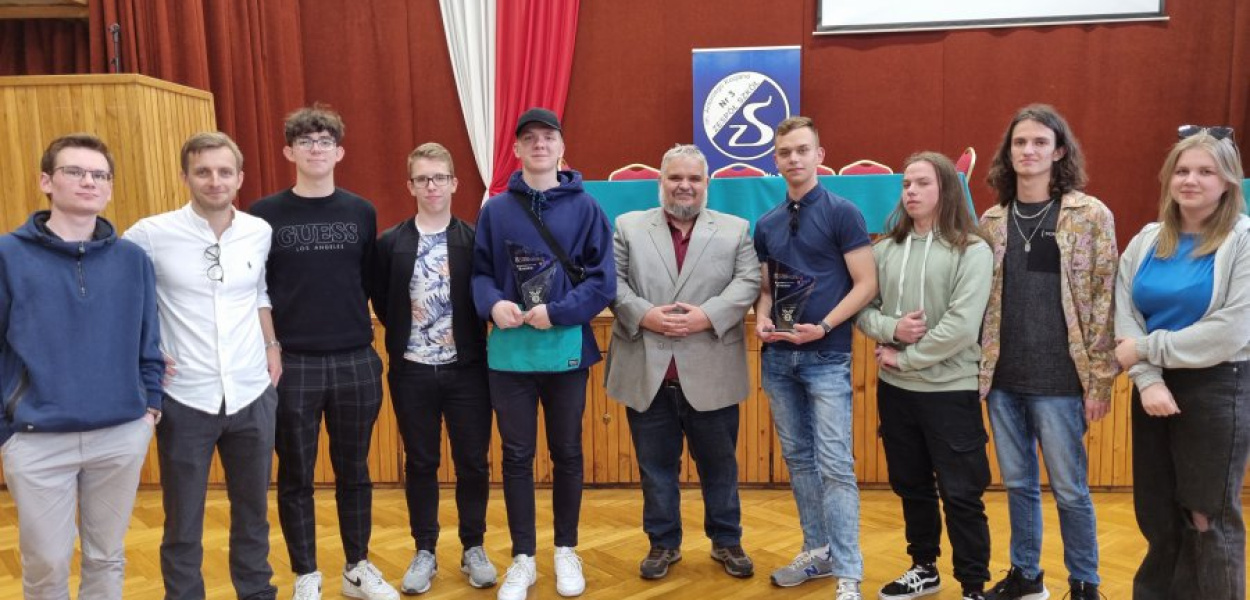 Dwie drużyny z ILO w Chrzanowie, które brały udział w maratonie programowania. Fot. ILO Chrzanów
