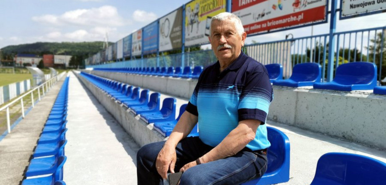 Prezes Świtu Stanisław Molik na wyremontowanej trybunie wschodniej stadionu w Krzeszowicach