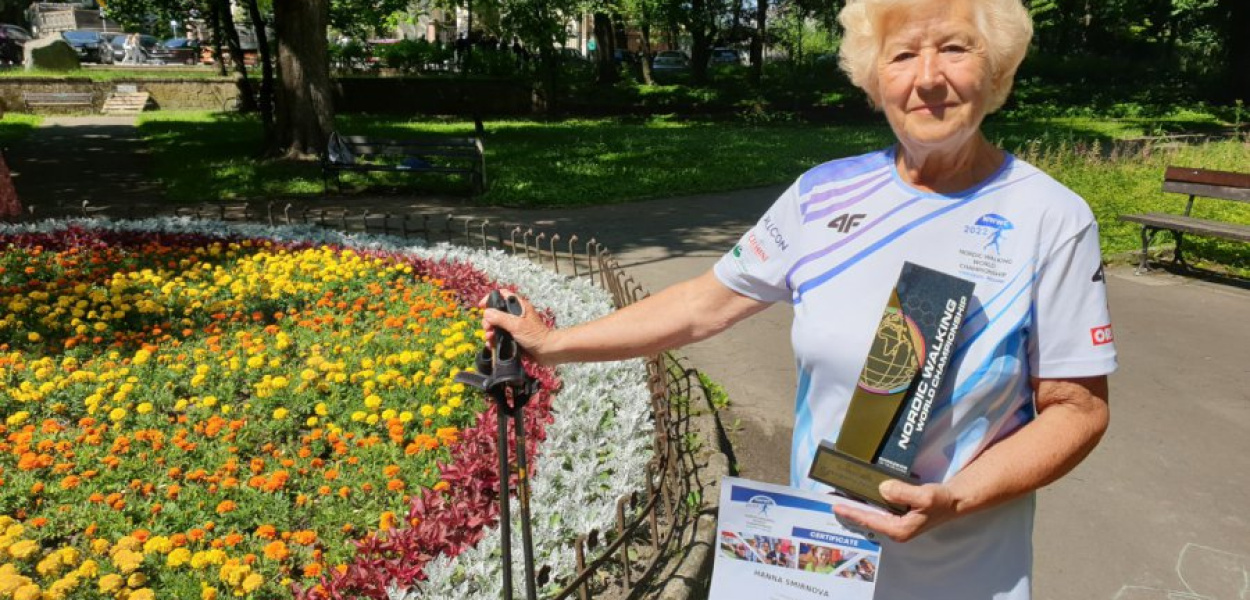 Anna Smirnova z dyplomem i pucharem II Mistrzostw Świata w Nordic Walking 