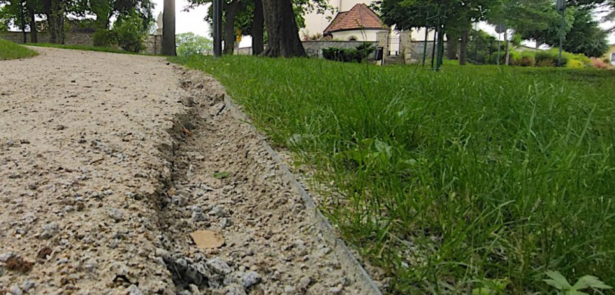 Woda wyżłobiła „naturalne&quot; korytka w alejkach w parku w chrzanowskim Kościelcu