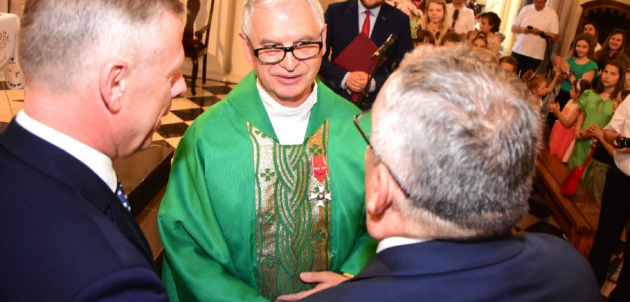 Ks. Andrzej Szczotka odbiera podziękowania od Piotra Ćwika, zastępcy szefa Kancelarii Prezydenta RP oraz ministra infrastruktury Andrzeja Adamczyka. FOT. Kacper Ropka