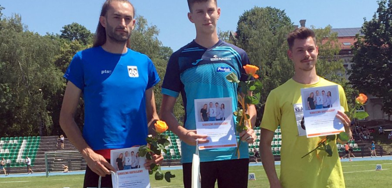 na najwyższym stopniu podium Mateusz Juszczak. Fot. Ewa Sierka