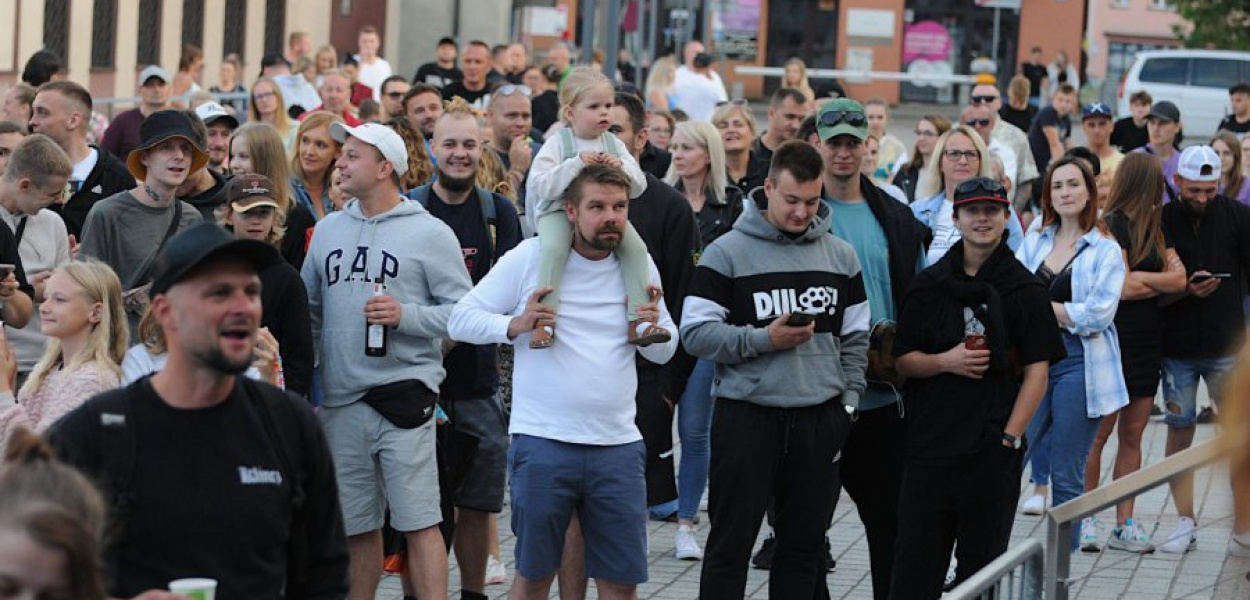 Publiczność na rapowych koncertach na pasażu za MOKSiR-em w Chrzanowie