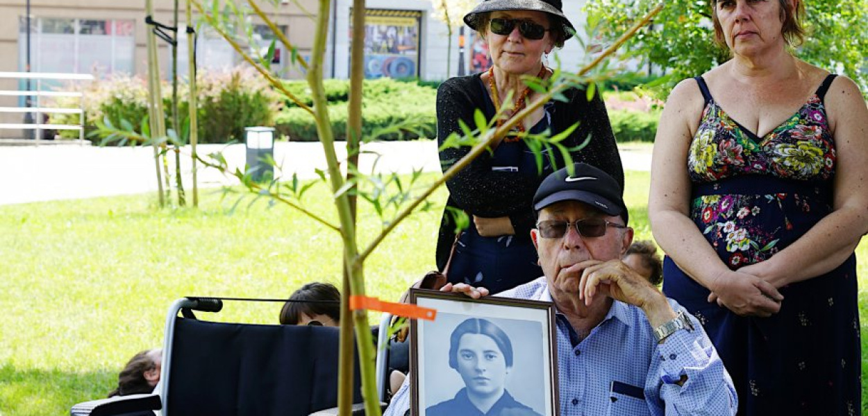 Abraham Wasserteil trzyma portret swojej matki Estery, zamordowanej w Auschwitz Na zdjęciu z żoną Leą i córką Sharon