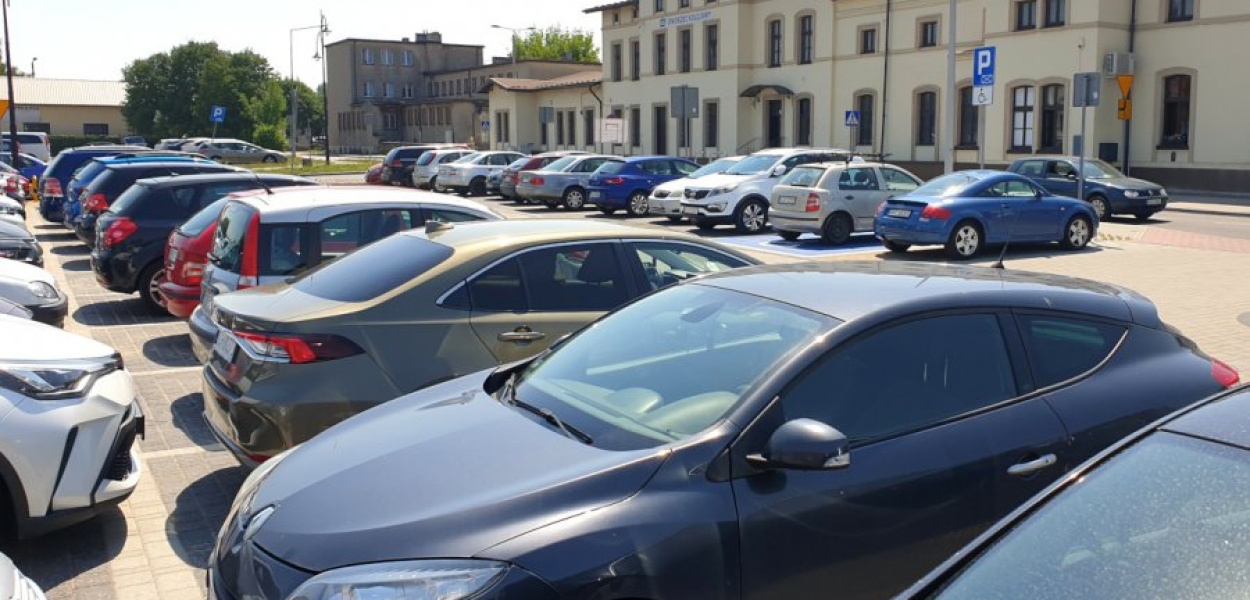 W Trzebini przy dworcu ciężko znaleźć wolne miejsce do parkowania