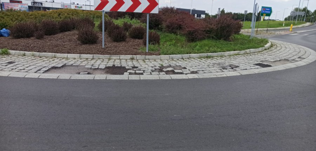 Tak wygląda &quot;naprawione&quot; rondo na ul. Szpitalnej w Chrzanowie, obok Kasztelanii. Fot. NF