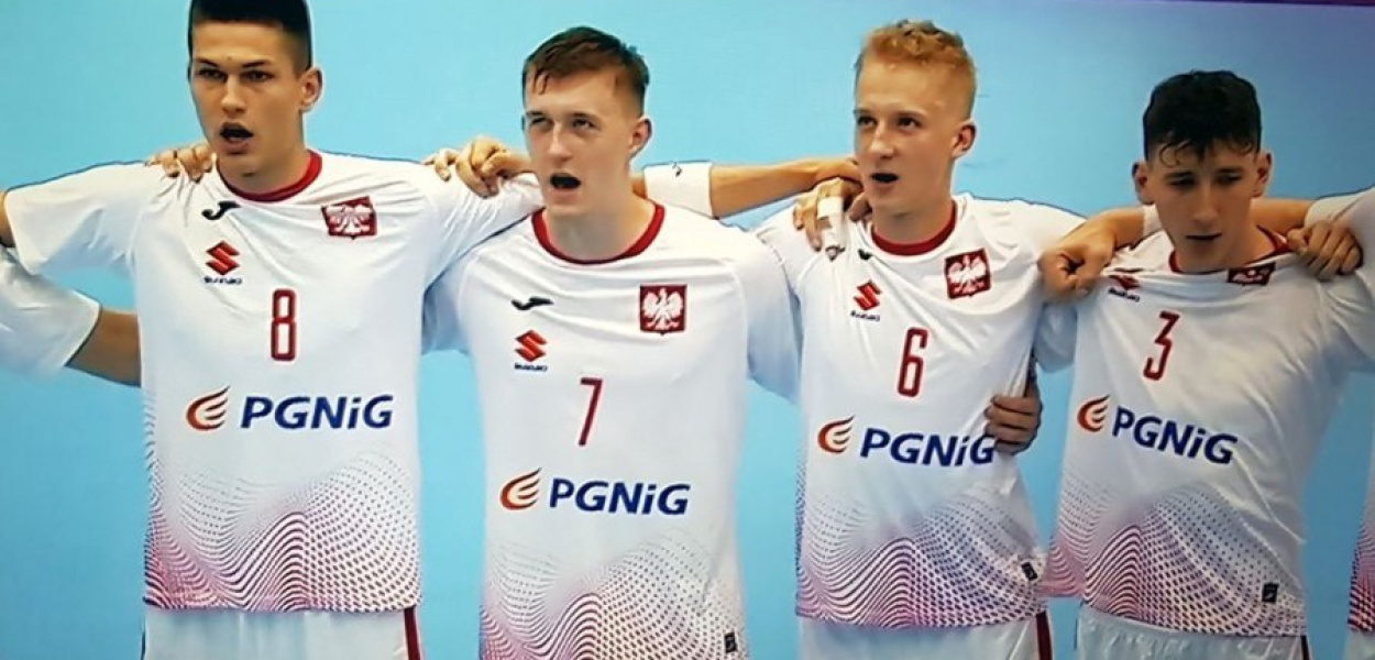 Marcin Głuszczenko (z numerem 7) śpiewa z kolegami z zespołu hymn przed meczem z Portugalią, fot. screen z Viaplay