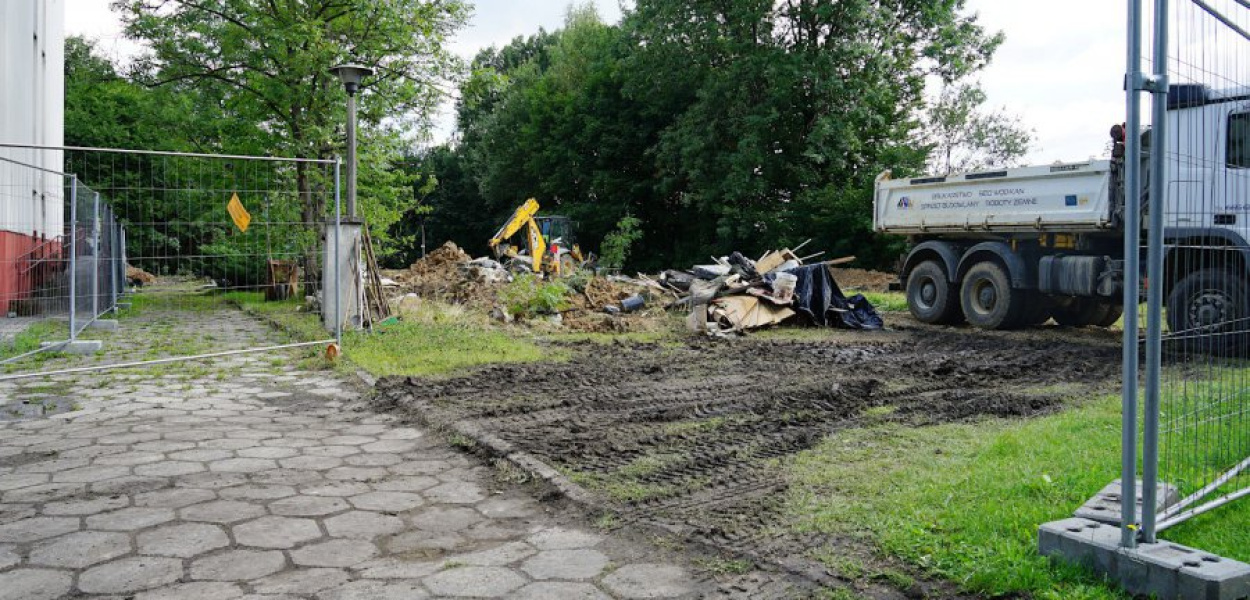 Wyburzanie muzealnego hangaru przy Korycińskiego w Alwerni