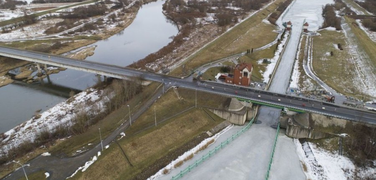 Widok na most nad Wisłą i nad kanałem Smolice