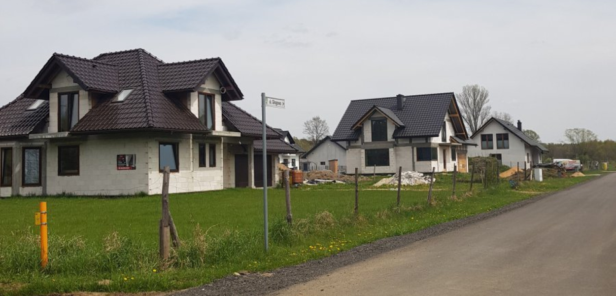 Na razie w gminie Babice powstają osiedla domów jednorodzinnych, jak to w Olszynach (na zdjęciu). Teraz wójt Radosław Warzcha myśli o budownictwie wielomieszkaniowym   