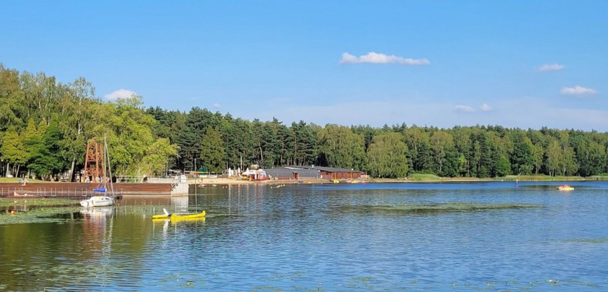 Ośrodek nad Chechłem. W głębi widoczna plaża na której stanie scena. FOT. ALICJA MOLENDA