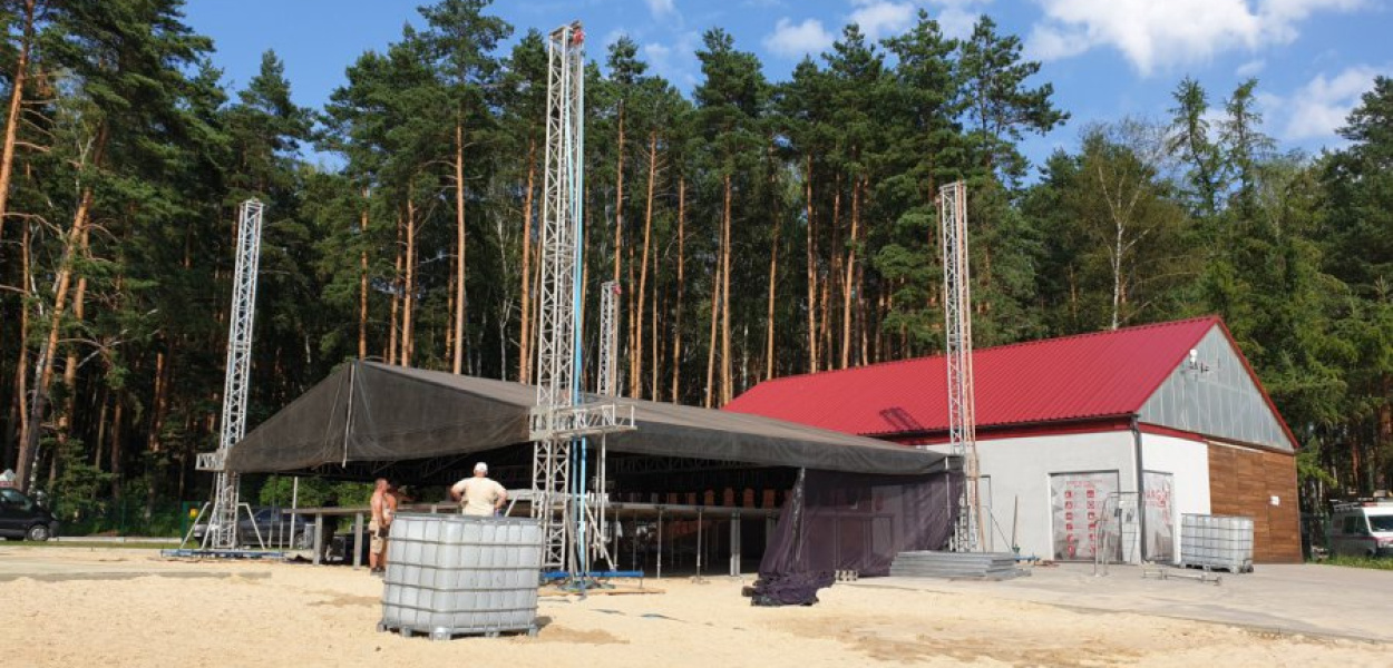 Scena przy plaży nad Chechłem
