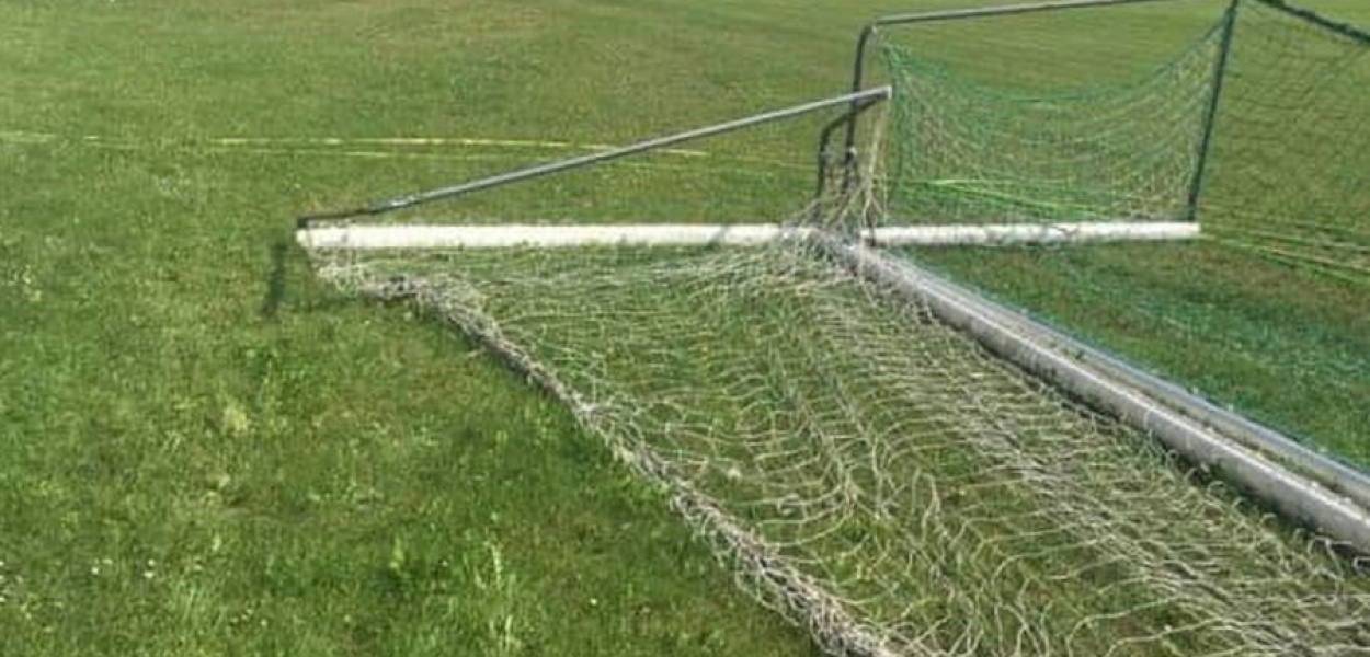 Zniszczona bramka na libiąskim stadionie, fot. Facebook