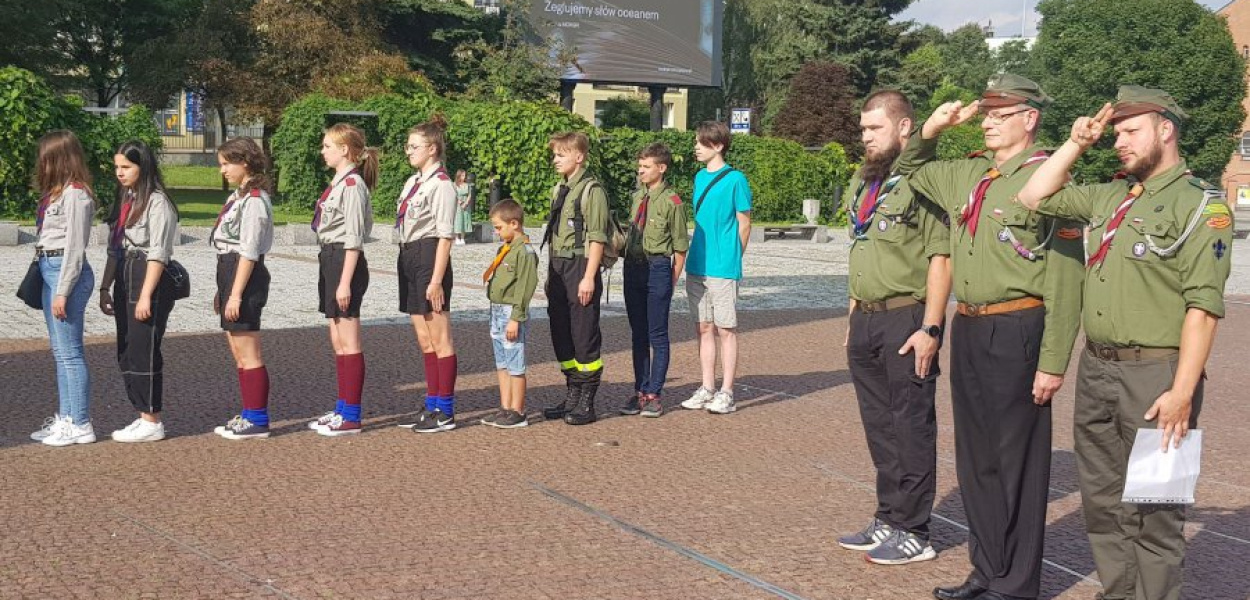 Plac Tysiąclecia w Chrzanowie 1 sierpnia 2022 roku o godz. 17