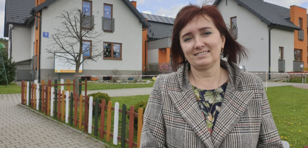 Marzena Kubin przed budynkiem przedszkola