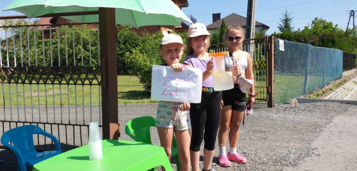 Basia Chucherko, Kasia Kapusta i Karolina Kłeczek w Zalasiu sprzedają przy bramce lemoniadę