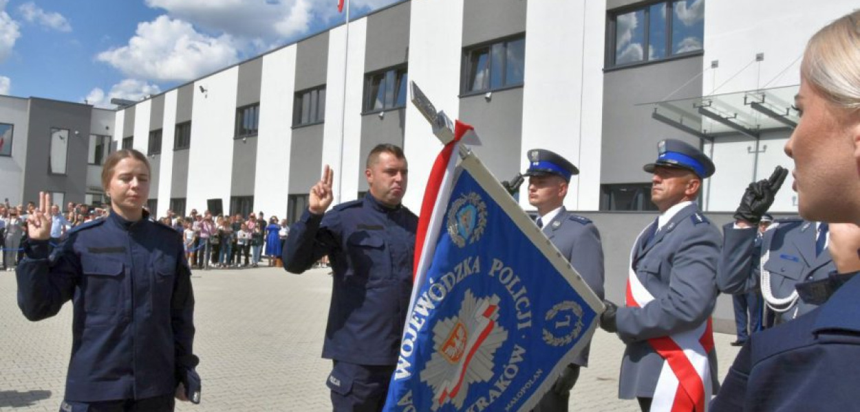 Przyjęci do służby składają ślubowanie, fot. Facebook