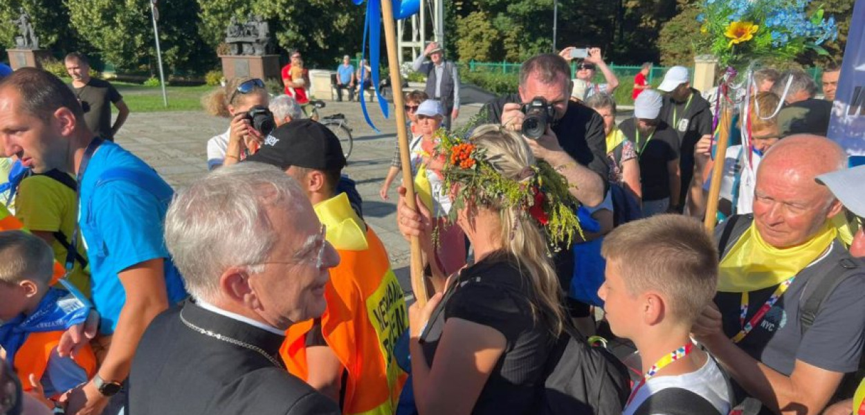 Pielgrzymów z Chrzanowa i okolic na jasnogórskim placu wita arcybuskup Marek Jędraszewski, fot. Facebook