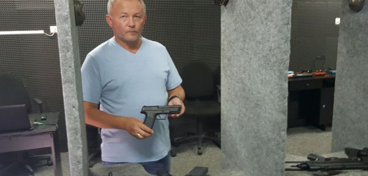 Dyrektor Marek Kuchta przy jednym ze stanowisk szkolnej strzelnicy