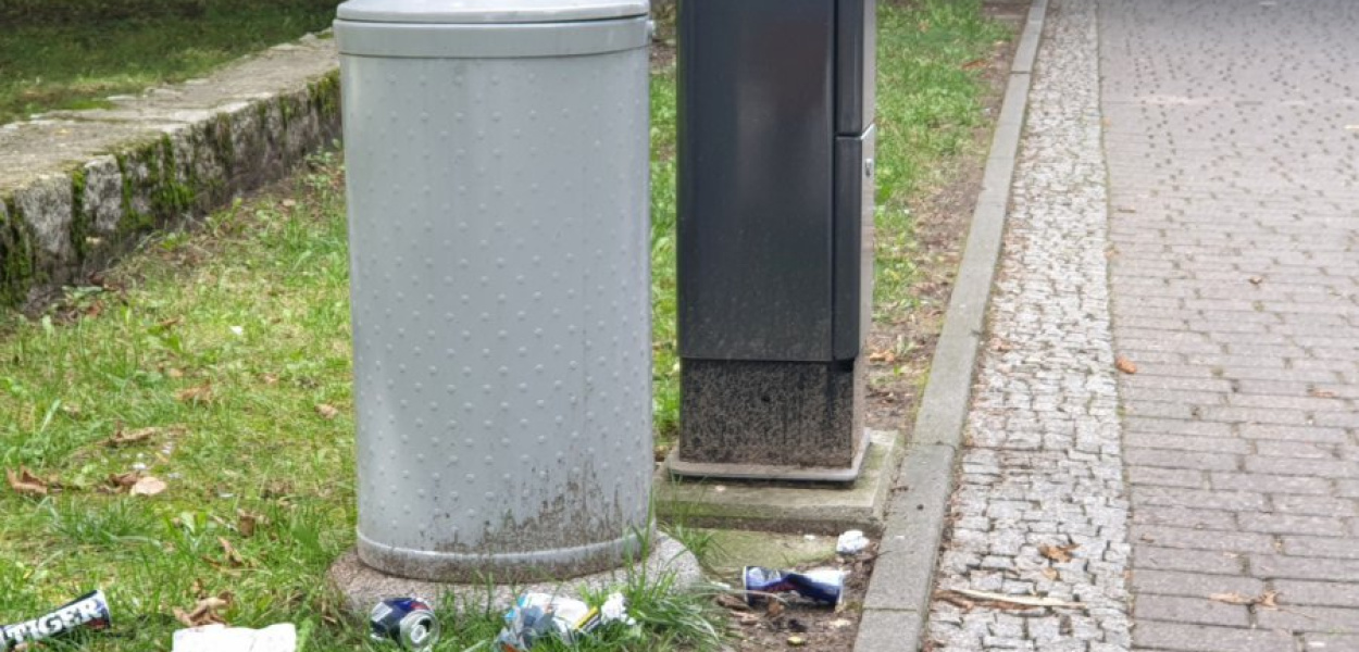 Jeden z koszy na śmieci przy parku miejskim w Chrzanowie