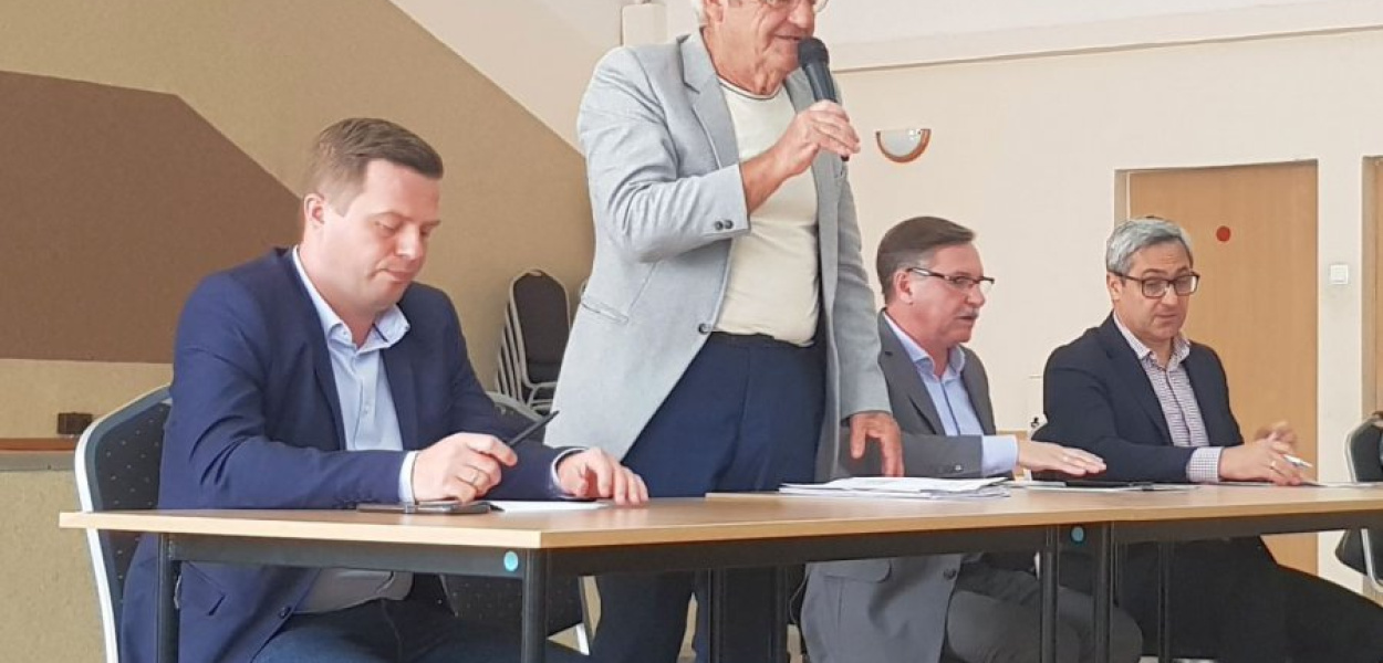 Informację o wnioskach o rządowe dofinansowanie złożonych przez powiat wicestarosta Bartłomiej Gębala (pierwszy z lewej) przekazał na niedzielnym zebraniu w Gromcu