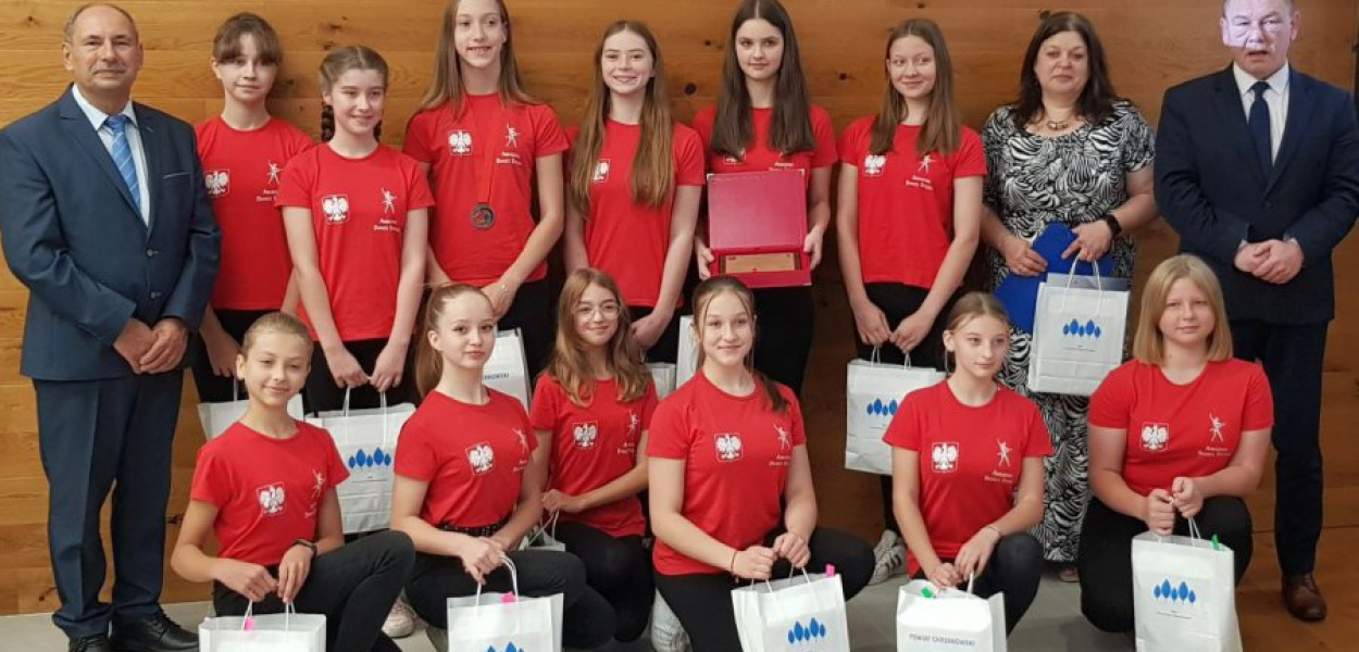 Tancerki z Amazing Dance Studio ze starostą Andrzejem Urygą i przewodniczącym rady powiatu Włodzimierzem Korczyńskim