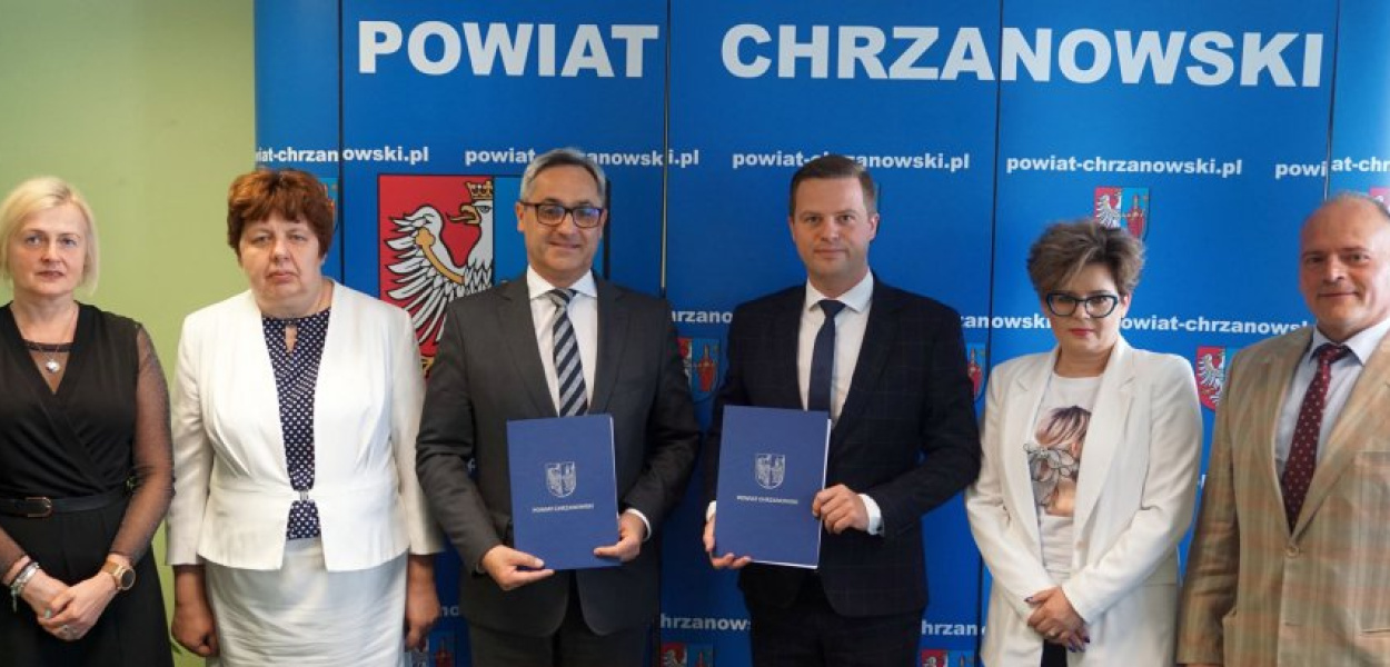 Przedstawiciele powiatu i gminy Libiąż po podpisaniu umowy, fot. Starostwo Powiatowe w Chrzanowie