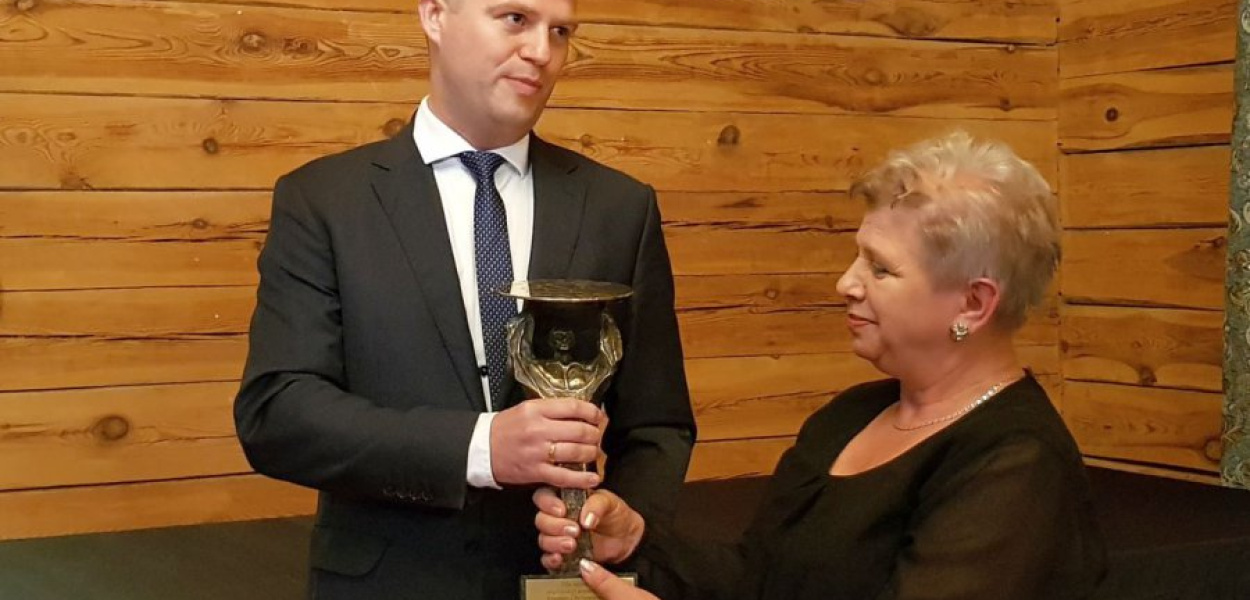 Wicestarosta Bartłomiej Gębala wręcza statuetkę &quot;Optomo modo&quot; Ewie Mendeli z Fundacji Energetyk