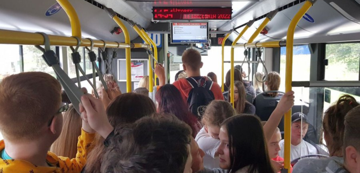 Stłoczeni uczniowie wracają do domu &quot;piętnastką&quot;