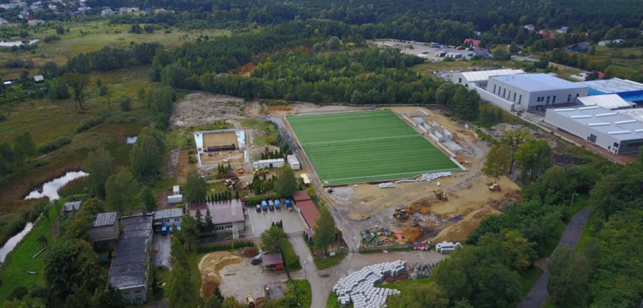 Widok na powstający basen oraz stadion miejski na os Kąty. FOT. archiwum Mateusza Rękawka