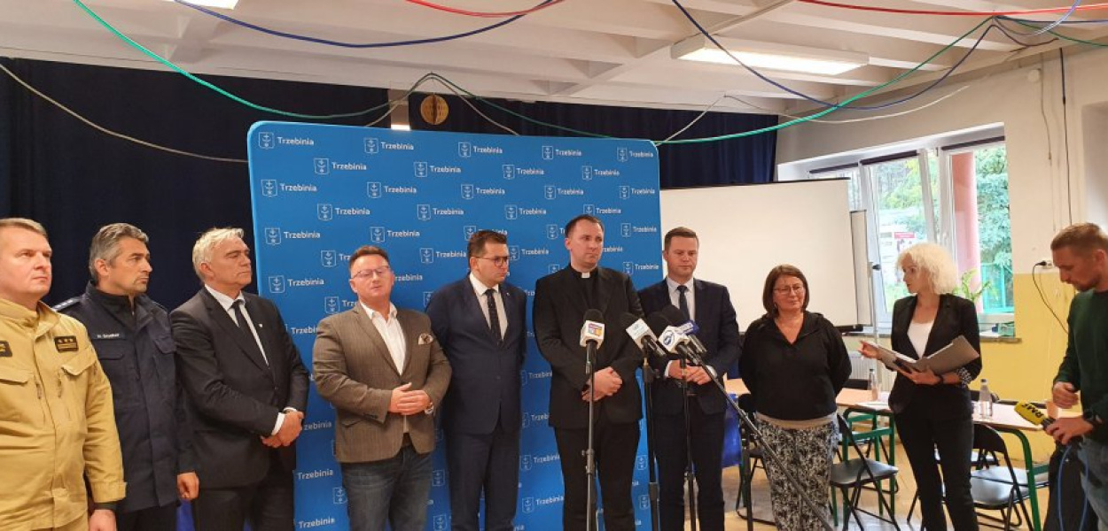 Zastępca małopolskiego komendanta wojewódzkiego PSP Mariusz Łaciak, komendant KP Policji w Chrzanowie Michał Gamrat, Prezes SRK Janusz Smoliło, burmistrz Trzebini Jarosław Okoczuk, wojewoda małopolski Łukasz Kmita, dyrektor biura prasowego kurii ks. Łukasz Michalczewski, wicestarosta Bartłomiej Gębala,i dyrektor sanepidu w Chrzanowie Beata Majkrzak i rzeczniczka wojewody Joanna Paździo
