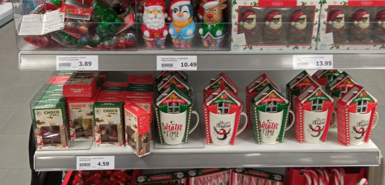 Jest jeszcze lato, a na półkach w sklepach już pojawiają się bożonarodzeniowe ozdoby. Fot. NF